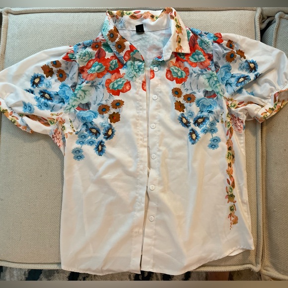 Beautiful Chiffon-like button down blouse- new!! Never worn! Puffy sleeves - Picture 7 of 9